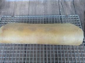 借助油纸卷成卷，放入冰箱冷藏定型。