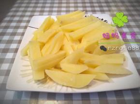 土豆切条，蒸熟。