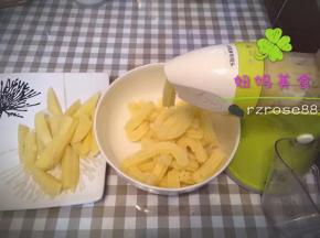 用果语原汁机冰激凌头将蒸熟的土豆摇泥。