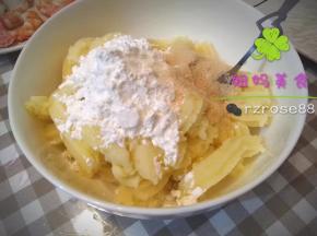 土豆泥中加入淀粉，盐适量。