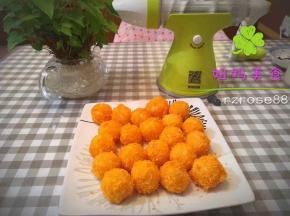 土豆求粘蛋液，再面包糠里面滚动。