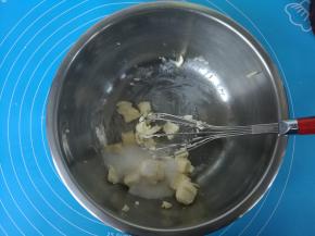 黄油室温软化，加入糖打发。
