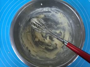 分两次加入蛋液，加入一次搅打均匀后再加入下一次。
