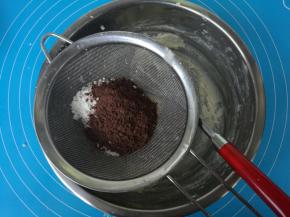低筋粉和可可粉混合筛入步骤2内。