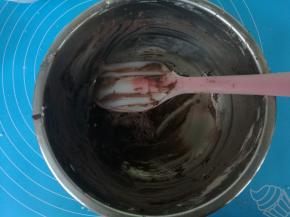 用刮刀压拌均匀。