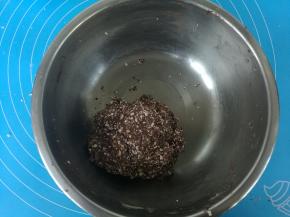 用手揉成团。烤箱预热上下火210度。