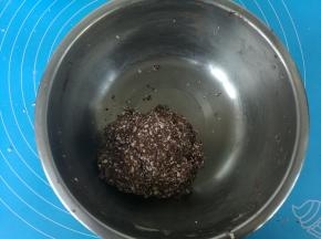 用手揉成团。烤箱预热上下火210度。