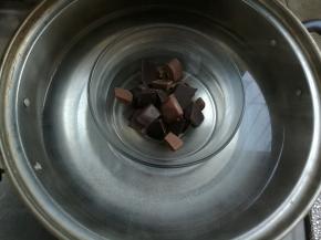 巧克力隔水融化。