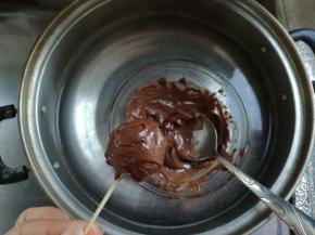 燕麦球滚上巧克力。