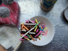 沾上彩针，巧克力燕麦球就做好了。