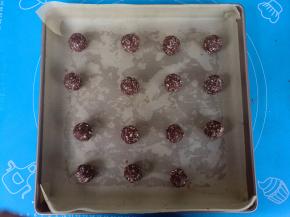 搓成小球，排入烤盘。大小随意，我这个大概12克一个。