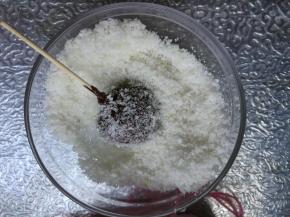 还做了几个椰蓉的，沾上巧克力，椰蓉碗里滚一圈就好了。