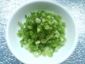 小香葱洗净、擦干，切成碎粒。