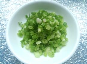 小香葱洗净、擦干，切成碎粒。