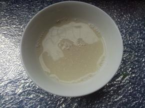 酵母3克加入温水45克，糖5克，搅拌均匀激发酵母活性。