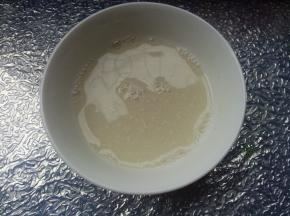 酵母3克加入温水45克，糖5克，搅拌均匀激发酵母活性。