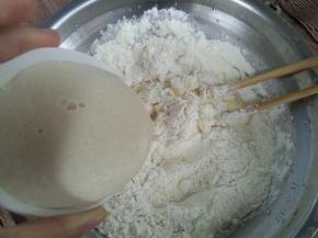 盆内放入高筋粉、水、奶粉、剩下的糖15克、盐、蛋液，加入激活的酵母，