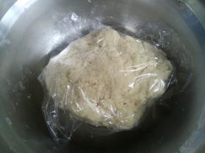 用筷子搅拌成絮状，用手揉成团，盖保鲜膜静置10分钟。