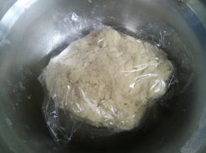 用筷子搅拌成絮状，用手揉成团，盖保鲜膜静置10分钟。