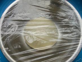 面团收圆，放回盆内，盖保鲜膜进行一发。