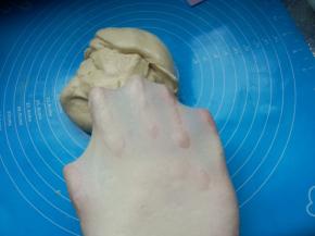 加入黄油，继续揉至完全阶段，能够拉出柔韧的薄膜。