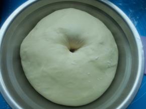 面团发到两倍大，用手沾面粉戳个洞不回缩不塌陷表示发好。