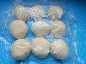 出面团，排气，均分成9个小面团。盖保鲜膜松弛8分钟。