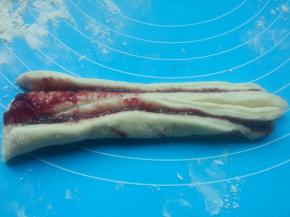 中间切一刀，叠在一起（切记小心把硅胶垫切破）。