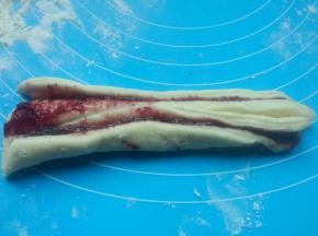 中间切一刀，叠在一起（切记小心把硅胶垫切破）。