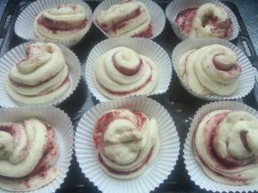 面包发酵到2.5—3倍大，取出，预热烤箱上下火185度10分钟。