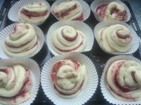 面包发酵到2.5—3倍大，取出，预热烤箱上下火185度10分钟。