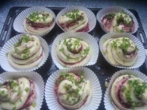 刷蛋液，撒上香葱碎。