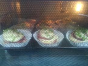 送入预热好的烤箱内，上下火185度焙烤18分钟即可。