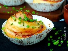 面包的柔，小葱的香，蓝莓的甜，相互缠绕，欲罢不能。