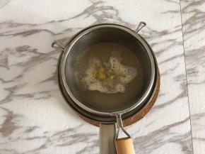 搅拌均匀的液体过筛倒回奶锅，一定要过筛！