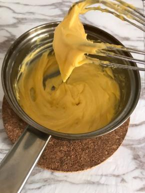 卡仕达酱呈现挂在打蛋器上不滴落的状态就制作好了。