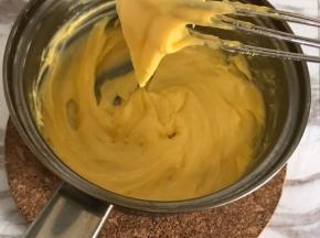 卡仕达酱呈现挂在打蛋器上不滴落的状态就制作好了。