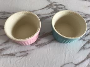 处理好的舒芙蕾碗，放一旁备用。