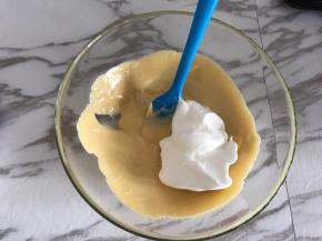 焦糖卡仕达酱里加入三分之一蛋白霜，用翻拌的手法翻拌均匀。