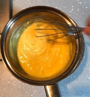 注意观察状态，开始变浓稠时可以离火，在隔热垫上继续快速搅拌。搅拌一段时间后再继续加热搅拌。
因为等下热的卡仕达酱加入焦糖味棉花糖后会变稀，所以这一步的卡仕达酱要尽量煮的浓稠些。