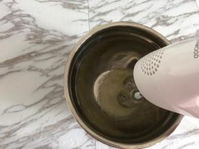 打蛋器开低速打发蛋清。