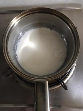 牛奶小火加热到冒热气