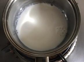 牛奶小火加热到冒热气