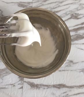 蛋白霜变细腻时加入第二次白砂糖。
蛋白霜出现纹路时加入剩下的白砂糖。
期间不要停止打蛋器，打到出现小弯勾的湿性发泡状态即可。