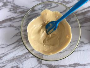 将卡仕达酱和棉花糖搅拌均匀，倒入一个干净的碗里，摊开放凉备用。
烤箱180度预热。