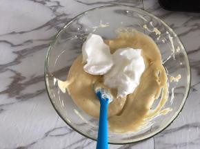 再加入剩余蛋白霜，翻拌均匀。