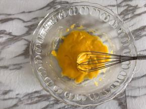 用手动打蛋器搅打均匀，周围不均匀的面粉用刮刀刮下来，搅拌到无粉的状态。