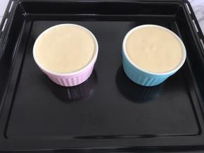 制作好的舒芙蕾面糊倒入舒芙蕾碗里。用抹刀沿着碗口划一下，将多余的面糊划掉，使表面平整。用纸巾把周围多余的面糊擦干净。
送入烤箱，中层，180度烤15分钟左右。烤到蛋糕高度是烤碗的一倍就可以出炉了。