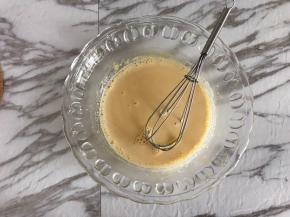 牛奶全部倒入蛋黄糊中，搅拌均匀。