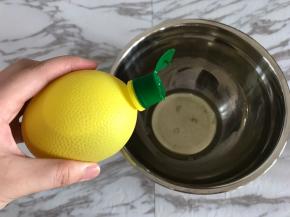 制作蛋白霜，蛋白霜全程低速打发。
蛋清里滴几滴柠檬汁。